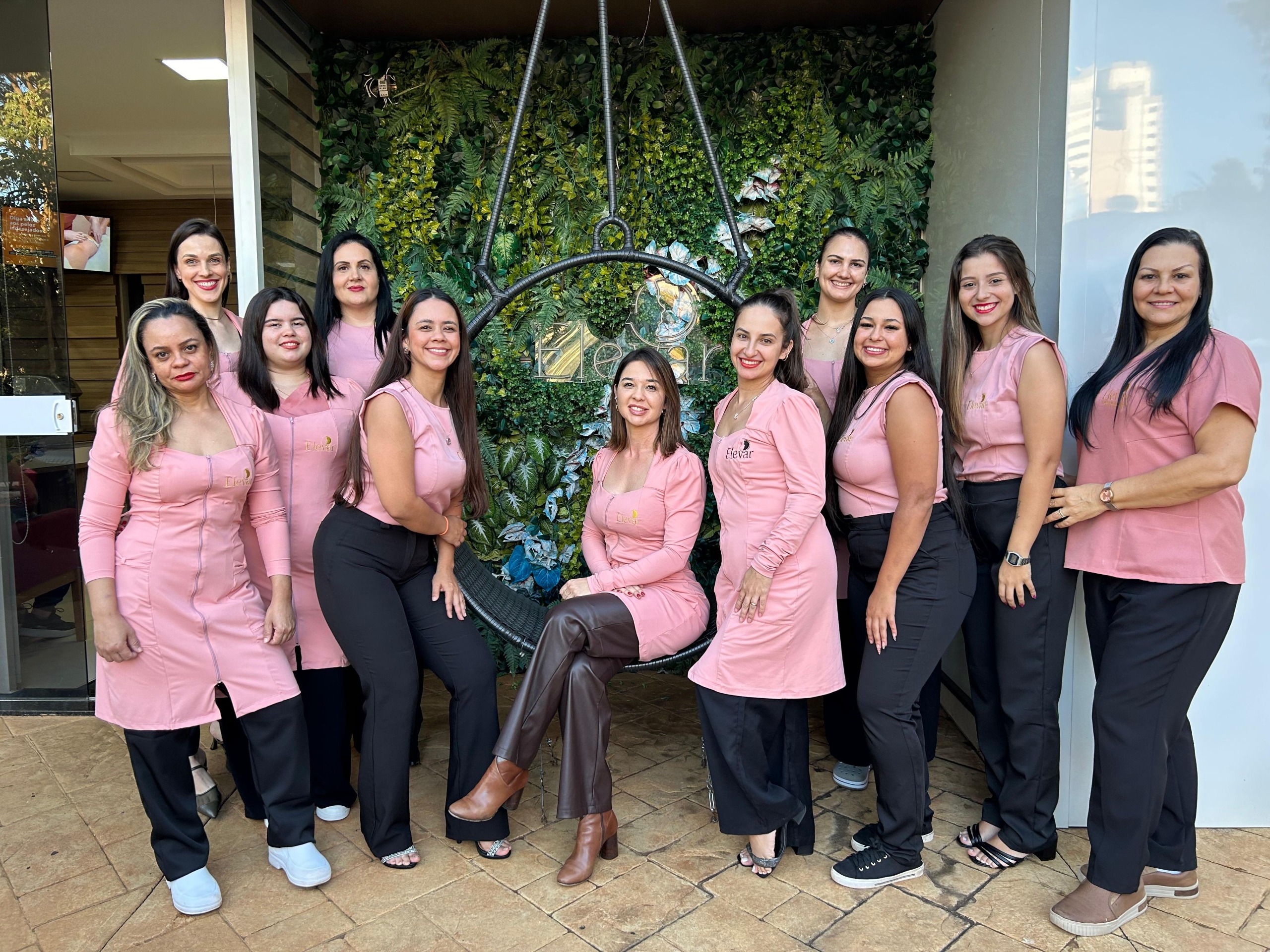 Equipe profissional da Clínica Elevar - Especialistas em tratamentos estéticos faciais e corporais